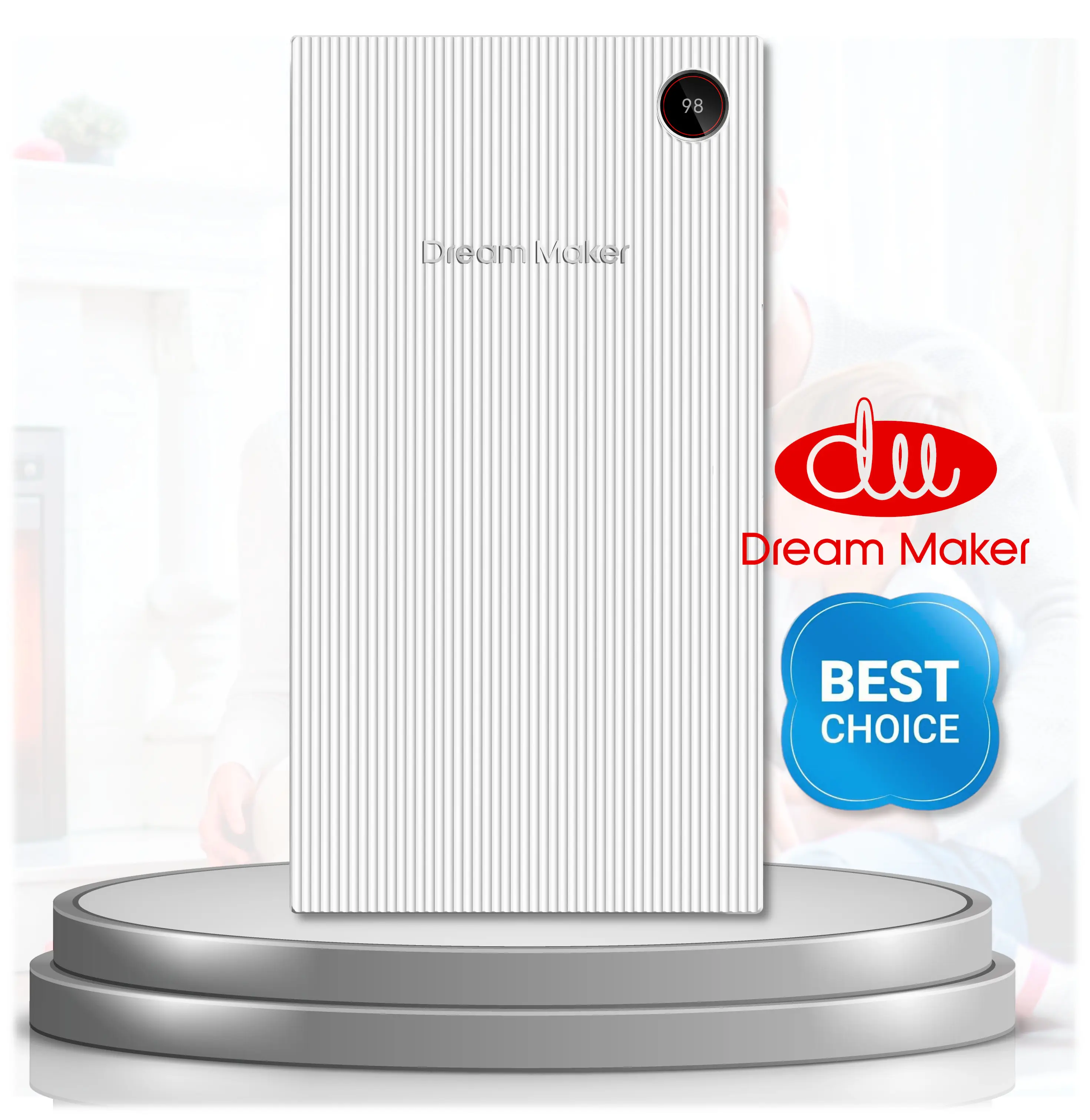 Weiße Energieeinheit von Dream Maker mit gerillter Oberfläche, digitalem Display zur Temperaturanzeige, auf einem runden Podest in einem hellen Raum platziert.